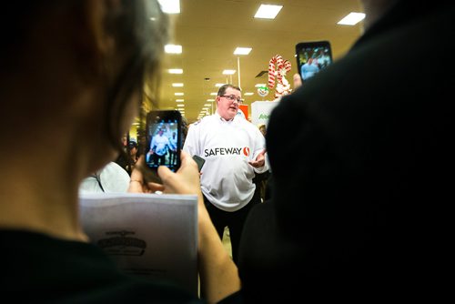 MIKAELA MACKENZIE / WINNIPEG FREE PRESS
Christopher Haley talks to the media after accepting the Safeway $1,000,000 Score & Win contest at Safeway in Winnipeg on Wednesday, Nov. 28, 2018.
Winnipeg Free Press 2018.