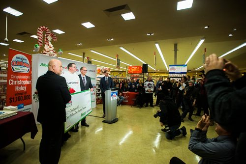 MIKAELA MACKENZIE / WINNIPEG FREE PRESS
Gerald Muench, store manager (left), Karen Haley, Christopher Haley, and Scott Chollak, VP of retail operations, hold the cheque for the Safeway $1,000,000 Score & Win contest at Safeway in Winnipeg on Wednesday, Nov. 28, 2018.
Winnipeg Free Press 2018.
