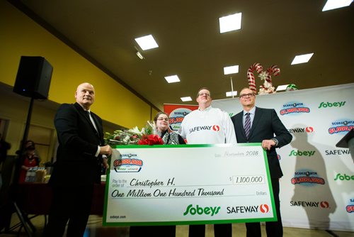 MIKAELA MACKENZIE / WINNIPEG FREE PRESS
Gerald Muench, store manager (left), Karen Haley, Christopher Haley, and Scott Chollak, VP of retail operations, hold the cheque for the Safeway $1,000,000 Score & Win contest at Safeway in Winnipeg on Wednesday, Nov. 28, 2018.
Winnipeg Free Press 2018.