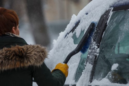 MIKE DEAL / WINNIPEG FREE PRESS
Clearing snow off their vehicle early Thursday after about 9cm fell overnight.
181129 - Thursday, November 29, 2018.