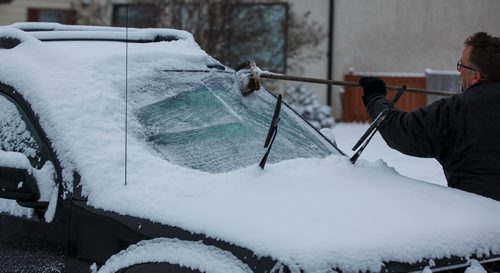 MIKE DEAL / WINNIPEG FREE PRESS
Clearing snow off their vehicle early Thursday after about 9cm fell overnight.
181129 - Thursday, November 29, 2018.