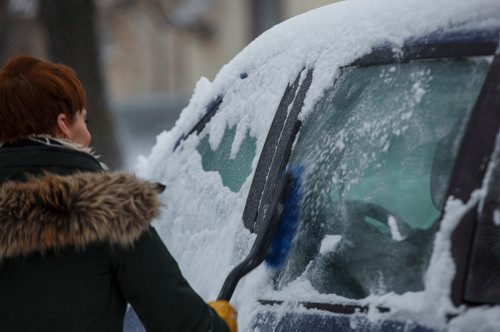 MIKE DEAL / WINNIPEG FREE PRESS
Clearing snow off their vehicle early Thursday after about 9cm fell overnight.
181129 - Thursday, November 29, 2018.