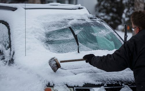 MIKE DEAL / WINNIPEG FREE PRESS
Clearing snow off their vehicle early Thursday after about 9cm fell overnight.
181129 - Thursday, November 29, 2018.