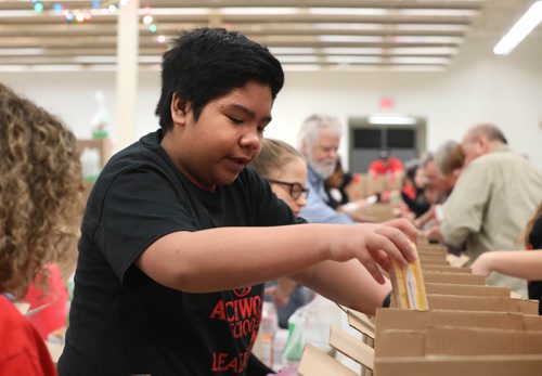RUTH BONNEVILLE / WINNIPEG FREE PRESS

CHEER BOARD
Arch wood student, Emannuel Calma, packs food hampers with fellow classmates Thursday. 

Archwood School student Husnieh Apache packs food hampers with her fellow students Thursday. 

Students from Archwood School (Grades 7/8) pack food from Sobeys, Safeway and other sources for food hampers during the  Christmas Cheer Board Open House on Thursday.
Cheer board director. Kai Madsen, receives cheque for $15,000. from Sobeys coordinator, Natalina Porpiglia-Dafnis, at open house just prior to students packing hampers on Thursday.

 
Jen Zorrati story.


Nov 29th, 2018