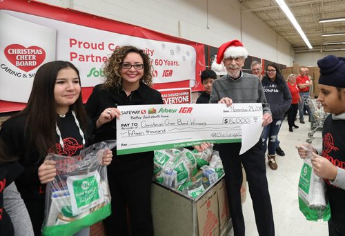 RUTH BONNEVILLE / WINNIPEG FREE PRESS

CHEER BOARD

Cheer board director. Kai Madsen, receives cheque for $15,000. from Sobeys coordinator, Natalina Porpiglia-Dafnis, at open house just prior to Archwood School student packing hampers on Thursday.


Students from Archwood School (Grades 7/8) pack food from Sobeys, Safeway and other sources for food hampers during the  Christmas Cheer Board Open House on Thursday.


 
Jen Zorrati story.


Nov 29th, 2018