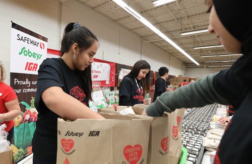 RUTH BONNEVILLE / WINNIPEG FREE PRESS

CHEER BOARD

Students from Archwood School (Grades 7/8) pack food from Sobeys, Safeway and other sources for food hampers during the  Christmas Cheer Board Open House on Thursday.
Cheer board director. Kai Madsen, receives cheque for $15,000. from Sobeys coordinator, Natalina Porpiglia-Dafnis, at open house just prior to students packing hampers on Thursday.

 
Jen Zorrati story.


Nov 29th, 2018