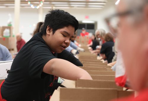 RUTH BONNEVILLE / WINNIPEG FREE PRESS

CHEER BOARD
Arch wood student, Emannuel Calma, packs food hampers with fellow classmates Thursday. 

Archwood School student Husnieh Apache packs food hampers with her fellow students Thursday. 

Students from Archwood School (Grades 7/8) pack food from Sobeys, Safeway and other sources for food hampers during the  Christmas Cheer Board Open House on Thursday.
Cheer board director. Kai Madsen, receives cheque for $15,000. from Sobeys coordinator, Natalina Porpiglia-Dafnis, at open house just prior to students packing hampers on Thursday.

 
Jen Zorrati story.


Nov 29th, 2018