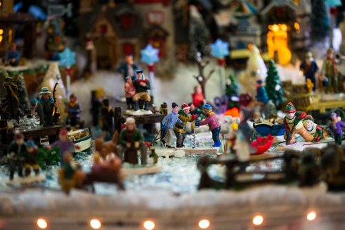 MIKAELA MACKENZIE / WINNIPEG FREE PRESS
Brian and Terry Vanoutrive's Christmas village at their residence, Fred Douglas Place, in Winnipeg on Friday, Nov. 23, 2018.
Winnipeg Free Press 2018.