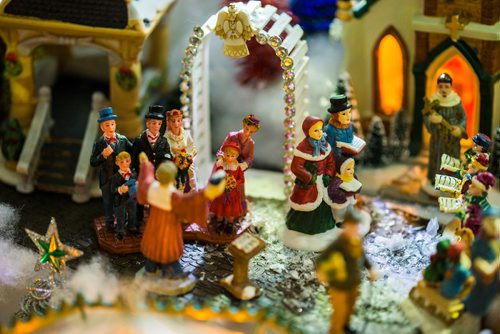 MIKAELA MACKENZIE / WINNIPEG FREE PRESS
Brian and Terry Vanoutrive's Christmas village at their residence, Fred Douglas Place, in Winnipeg on Friday, Nov. 23, 2018.
Winnipeg Free Press 2018.