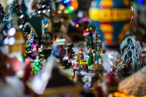 MIKAELA MACKENZIE / WINNIPEG FREE PRESS
Brian and Terry Vanoutrive's Christmas village at their residence, Fred Douglas Place, in Winnipeg on Friday, Nov. 23, 2018.
Winnipeg Free Press 2018.