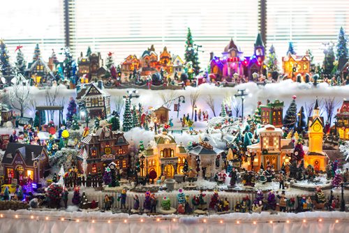 MIKAELA MACKENZIE / WINNIPEG FREE PRESS
Brian and Terry Vanoutrive's Christmas village at their residence, Fred Douglas Place, in Winnipeg on Friday, Nov. 23, 2018.
Winnipeg Free Press 2018.