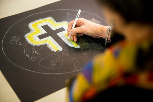 MIKAELA MACKENZIE / WINNIPEG FREE PRESS
A student in the Expressive Arts Group draws a mandala at CancerCare Manitoba  in Winnipeg on Friday, Nov. 30, 2018.
Winnipeg Free Press 2018.