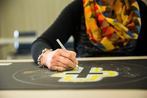 MIKAELA MACKENZIE / WINNIPEG FREE PRESS
A student in the Expressive Arts Group draws a mandala at CancerCare Manitoba  in Winnipeg on Friday, Nov. 30, 2018.
Winnipeg Free Press 2018.