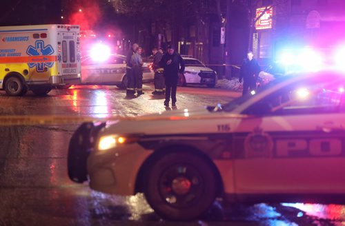 TREVOR HAGAN/ WINNIPEG FREE PRESS
Police investigating a stabbing at Langside and Sargent Ave, Saturday, December 1, 2018.