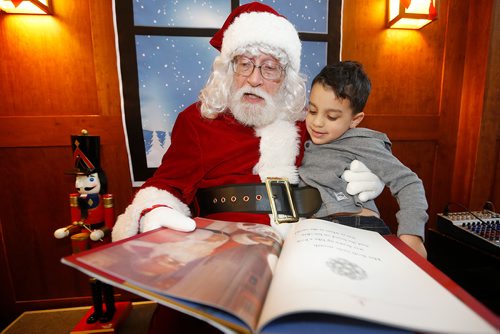 JOHN WOODS / WINNIPEG FREE PRESS
Santa, played by Ron Robinson, reads to Nicholas Cambell, 4, at McNally Robinson Bookstore Sunday, December 2, 2018.