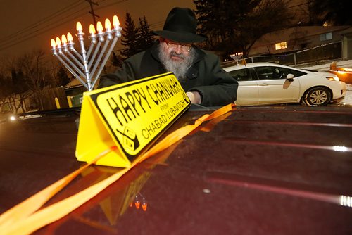 JOHN WOODS / WINNIPEG FREE PRESS
Rabbi Charytan puts a menorah and sign for Chanukah on his car for a Chanukah Menorah Parade at Chabad Lubavitch Sunday, December 2, 2018.