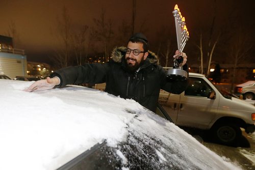 JOHN WOODS / WINNIPEG FREE PRESS
Rabbi Shmuel Altein clears snow from his car for a Chanukah Menorah Parade at Chabad Lubavitch Sunday, December 2, 2018.