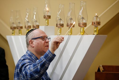 JOHN WOODS / WINNIPEG FREE PRESS
Martin Glazer lights a menorah for Chanukah at Chabad Lubavitch Sunday, December 2, 2018.