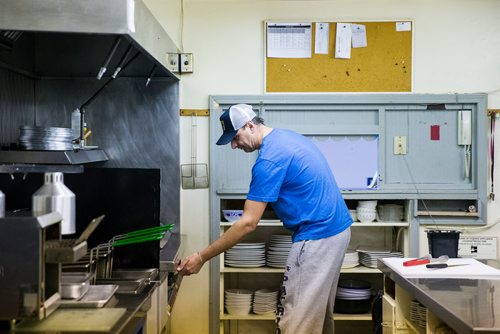 MIKAELA MACKENZIE / WINNIPEG FREE PRESS
Will Gault, who experienced homelessness and struggled with finding food a few years ago, now runs a restaurant at the Deer Lodge Curling Club and shares his success with people through comfort and food in Winnipeg on Tuesday, Dec. 4, 2018.
Winnipeg Free Press 2018.