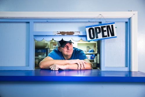 MIKAELA MACKENZIE / WINNIPEG FREE PRESS
Will Gault, who experienced homelessness and struggled with finding food a few years ago, now runs a restaurant at the Deer Lodge Curling Club and shares his success with people through comfort and food in Winnipeg on Tuesday, Dec. 4, 2018.
Winnipeg Free Press 2018.