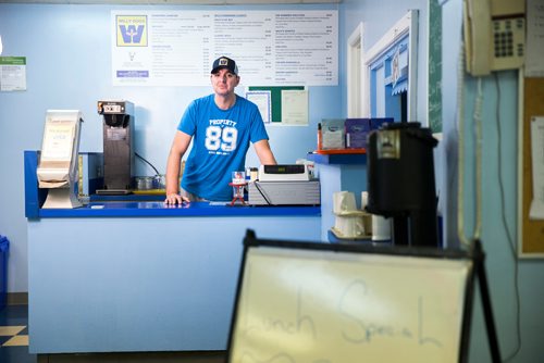 MIKAELA MACKENZIE / WINNIPEG FREE PRESS
Will Gault, who experienced homelessness and struggled with finding food a few years ago, now runs a restaurant at the Deer Lodge Curling Club and shares his success with people through comfort and food in Winnipeg on Tuesday, Dec. 4, 2018.
Winnipeg Free Press 2018.