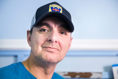 MIKAELA MACKENZIE / WINNIPEG FREE PRESS
Will Gault, who experienced homelessness and struggled with finding food a few years ago, now runs a restaurant at the Deer Lodge Curling Club and shares his success with people through comfort and food in Winnipeg on Tuesday, Dec. 4, 2018.
Winnipeg Free Press 2018.