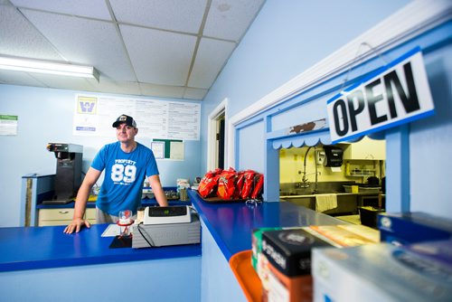 MIKAELA MACKENZIE / WINNIPEG FREE PRESS
Will Gault, who experienced homelessness and struggled with finding food a few years ago, now runs a restaurant at the Deer Lodge Curling Club and shares his success with people through comfort and food in Winnipeg on Tuesday, Dec. 4, 2018.
Winnipeg Free Press 2018.