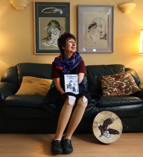 RUTH BONNEVILLE / WINNIPEG FREE PRESS

ENT - quadrilateral amputee author 
 Frances Mae Sinclair-Kaspick

Portraits of self-published author, Frances Mae Sinclair-Kaspick with her book, The Mountain Within, at her home in St. Norbert. Her memoir is about her incredible life as a First Nations woman and a congenital, quadrilateral amputee (she has no hands or feet). Her book launch is Friday; For Friday's Arts & Life.


Dec 5th, 2018