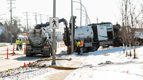 MIKE DEAL / WINNIPEG FREE PRESS
Crews work to fix a gas line break on South bound Route 90 at Bannister Road Friday afternoon. All lanes of Route 90 are closed to traffic at this intersection.
181207 - Friday, December 07, 2018.