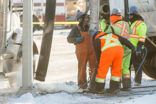MIKE DEAL / WINNIPEG FREE PRESS
Crews work to fix a gas line break on South bound Route 90 at Bannister Road Friday afternoon. All lanes of Route 90 are closed to traffic at this intersection.
181207 - Friday, December 07, 2018.