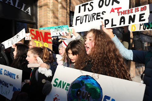 RUTH BONNEVILLE / WINNIPEG FREE PRESS


Ecole River Heights School grade seven students hold signs  outside Winnipeg South Centre, (Liberal) MP Jim Carr's constituency office lobbying the government for laws to protect the planet on Friday.  

See story.

 Dec 7th, 2018