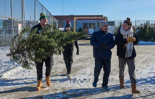 DAVID LIPNOWSKI / WINNIPEG FREE PRESS

(Left to right) Miles Macdonell Collegiate Buckeyes Receiver Miciah Stone, Offensive Lineman Matthew Stow, help Wayne and his daughter Lauryn Willim with a Christmas tree at the non-profit volunteer operated Tree Lot at 454 Kimberly Avenue beside Miles Macdonell Collegiate Saturday December 8, 2018.