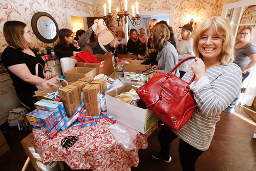 JOHN WOODS / WINNIPEG FREE PRESS
Sharon Evans, right, an organizer with Handbags For Hope, and her friends pack handbags with feminine products Sunday, December 9, 2018.