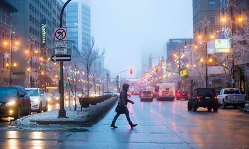 MIKAELA MACKENZIE / WINNIPEG FREE PRESS
A pedestrian crosses Portage on a foggy morning in Winnipeg on Wednesday, Dec. 12, 2018. 
Winnipeg Free Press 2018.