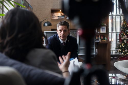 MIKAELA MACKENZIE / WINNIPEG FREE PRESS
Mayor Brian Bowman sits down for an interview with the Free Press about the meth crisis while in his office at City Hall in Winnipeg on Wednesday, Dec. 12, 2018. 
Winnipeg Free Press 2018.