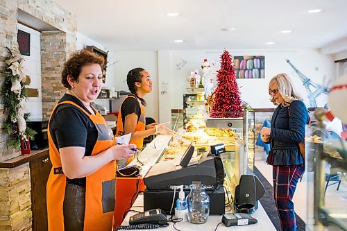 MIKAELA MACKENZIE / WINNIPEG FREE PRESS
Naba Traore helps Carol Dickin at l'Epi de Ble, a French Bakery, in Winnipeg on Thursday, Dec. 13, 2018. 
Winnipeg Free Press 2018.