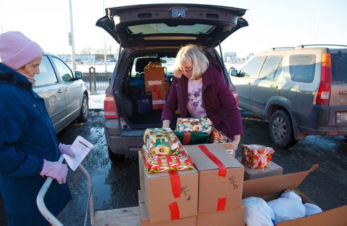 MIKE DEAL / WINNIPEG FREE PRESS
Barb Polaschek and her mother Tillie Dekoning are on their second load of hampers on the same day, they have been helping deliver Christmas Cheerboard hampers for years.
181214 - Friday, December 14, 2018.