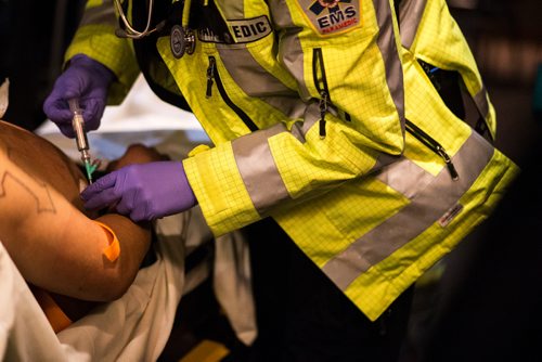 MIKAELA MACKENZIE / WINNIPEG FREE PRESS
Paramedics respond to a stabbing at the 600 block of Balmoral St. in Winnipeg on Friday, Dec. 14, 2018. 
Winnipeg Free Press 2018.