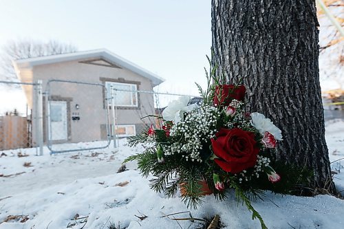 JOHN WOODS / WINNIPEG FREE PRESS
Flowers sit outside 622 McGee Street the scene of Winnipeg's latest murder Tuesday, December 18, 2018.