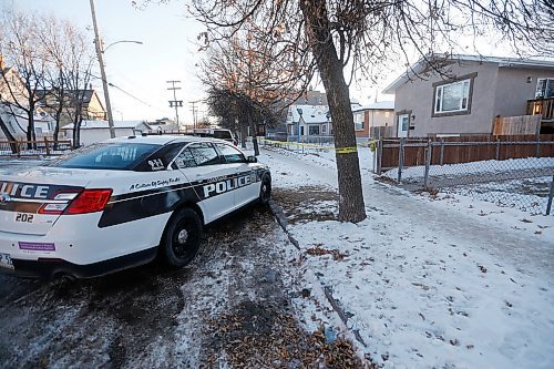 JOHN WOODS / WINNIPEG FREE PRESS
Police sit outside 622 McGee Street the scene of Winnipeg's latest murder Tuesday, December 18, 2018.