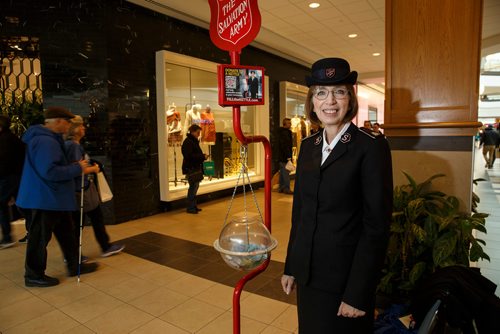 MIKE DEAL / WINNIPEG FREE PRESS
Commissioner Susan McMillan, Territorial Commander of The Salvation Army in Canada stopped by the centre court of CF Polo Park while on a Western Canada tour.
181219 - Wednesday, December 19, 2018.