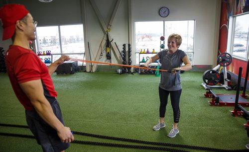 MIKE DEAL / WINNIPEG FREE PRESS
Sharon Bergen works out with the supervision of Steve Ramos, personal trainer at Good Life Fitness on Kenaston.
181219 - Wednesday, December 19, 2018.