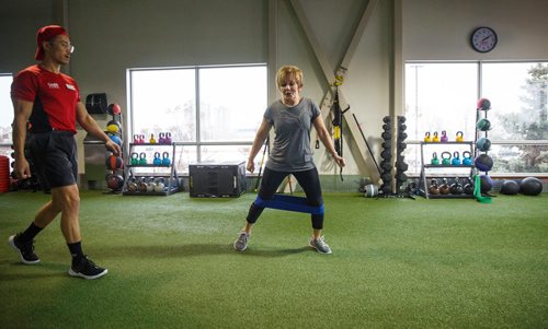 MIKE DEAL / WINNIPEG FREE PRESS
Sharon Bergen works out with the supervision of Steve Ramos, personal trainer at Good Life Fitness on Kenaston.
181219 - Wednesday, December 19, 2018.