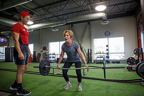 MIKE DEAL / WINNIPEG FREE PRESS
Sharon Bergen works out with the supervision of Steve Ramos, personal trainer at Good Life Fitness on Kenaston.
181219 - Wednesday, December 19, 2018.