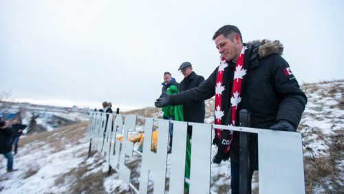 MIKAELA MACKENZIE / WINNIPEG FREE PRESS
Mayor Brian Bowman shows off the new Garbage Hill sign after unveiling it at West View Park in Winnipeg on Thursday, Dec. 20, 2018. 
Winnipeg Free Press 2018.