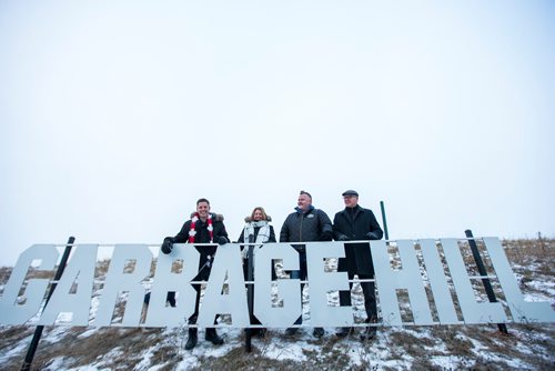 MIKAELA MACKENZIE / WINNIPEG FREE PRESS
Mayor Brian Bowman (left), councillor Cindy Gilroy, President of SRS Signs and Service Inc. Shane Storie, and councillor Scott Gillingham pose with the new Garbage Hill sign at West View Park in Winnipeg on Thursday, Dec. 20, 2018. 
Winnipeg Free Press 2018.