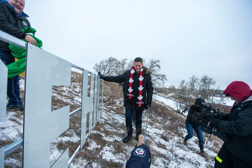 MIKAELA MACKENZIE / WINNIPEG FREE PRESS
Mayor Brian Bowman takes a look at the new Garbage Hill sign at West View Park in Winnipeg on Thursday, Dec. 20, 2018. 
Winnipeg Free Press 2018.