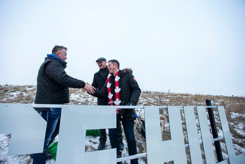 MIKAELA MACKENZIE / WINNIPEG FREE PRESS
Mayor Brian Bowman (right) shakes hands with President of SRS Signs and Service Inc. Shane Storie after unveiling the new Garbage Hill sign at West View Park in Winnipeg on Thursday, Dec. 20, 2018. 
Winnipeg Free Press 2018.