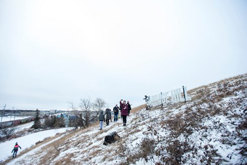 MIKAELA MACKENZIE / WINNIPEG FREE PRESS
People take selfies with the new Garbage Hill sign at West View Park in Winnipeg on Thursday, Dec. 20, 2018. 
Winnipeg Free Press 2018.