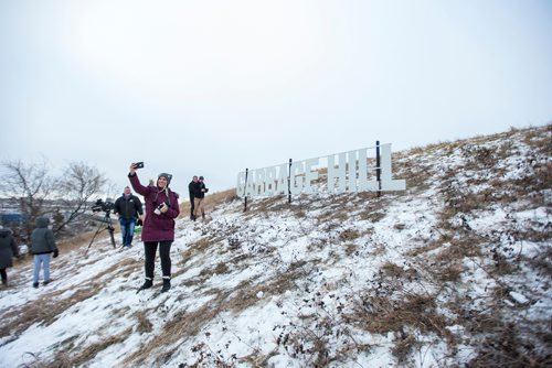 MIKAELA MACKENZIE / WINNIPEG FREE PRESS
People take selfies with the new Garbage Hill sign at West View Park in Winnipeg on Thursday, Dec. 20, 2018. 
Winnipeg Free Press 2018.